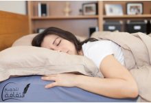 أضرار النوم على البطن