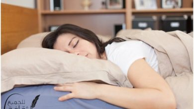 أضرار النوم على البطن