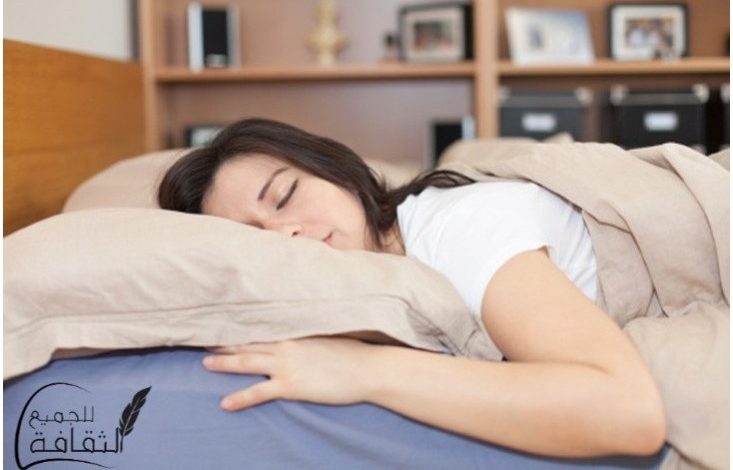 أضرار النوم على البطن