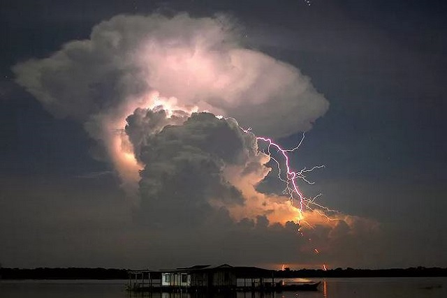 العاصفة الأبدية في فنزويلا