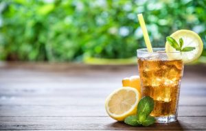 3 طرق لتحضير كوب من الشاي البارد واللذيذ