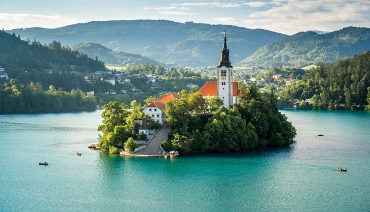 تعرف على 14 من أجمل البحيرات في العالم