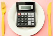 ما هو التمثيل الغذائي الأساسي وكيف يتم حسابه؟ إذا أمضى الشخص يومًا كاملاً في السرير ولم يقم بأي نشاط ، فإنه لا يزال بحاجة إلى السعرات الحرارية حتى تعمل أعضائه. وهذا ما يسمى معدل الأيض الأساسي أو BMR ، والذي يستخدم للوظائف الأساسية مثل إمدادات الدم ، والتنفس ، وإنتاج الخلايا ، وهضم وامتصاص الطعام