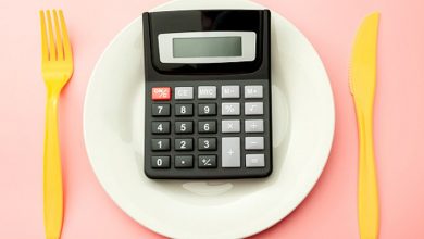 ما هو التمثيل الغذائي الأساسي وكيف يتم حسابه؟ إذا أمضى الشخص يومًا كاملاً في السرير ولم يقم بأي نشاط ، فإنه لا يزال بحاجة إلى السعرات الحرارية حتى تعمل أعضائه. وهذا ما يسمى معدل الأيض الأساسي أو BMR ، والذي يستخدم للوظائف الأساسية مثل إمدادات الدم ، والتنفس ، وإنتاج الخلايا ، وهضم وامتصاص الطعام