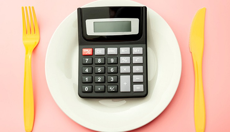 ما هو التمثيل الغذائي الأساسي وكيف يتم حسابه؟ إذا أمضى الشخص يومًا كاملاً في السرير ولم يقم بأي نشاط ، فإنه لا يزال بحاجة إلى السعرات الحرارية حتى تعمل أعضائه. وهذا ما يسمى معدل الأيض الأساسي أو BMR ، والذي يستخدم للوظائف الأساسية مثل إمدادات الدم ، والتنفس ، وإنتاج الخلايا ، وهضم وامتصاص الطعام