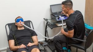 ما هو التمثيل الغذائي الأساسي وكيف يتم حسابه؟ إذا أمضى الشخص يومًا كاملاً في السرير ولم يقم بأي نشاط ، فإنه لا يزال بحاجة إلى السعرات الحرارية حتى تعمل أعضائه. وهذا ما يسمى معدل الأيض الأساسي أو BMR ، والذي يستخدم للوظائف الأساسية مثل إمدادات الدم ، والتنفس ، وإنتاج الخلايا ، وهضم وامتصاص الطعام