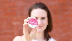 فوائد الفازلين لبشرة الوجه واستخداماته في الصحة والجمال